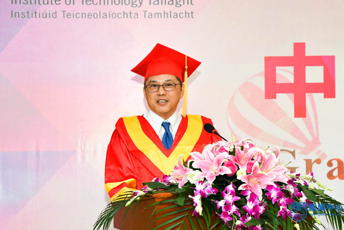 3巩建鸣副董事长主持毕业典礼.jpg