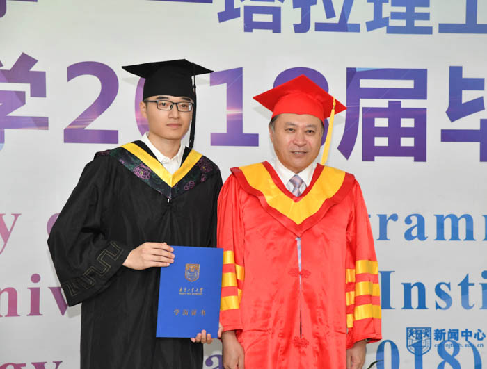 4乔旭董事长为毕业生逐一颁发学位证书.jpg